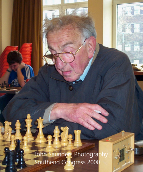 Dave Raeburn, playing at the 2000 Southend Congress (c) 2002 BCM